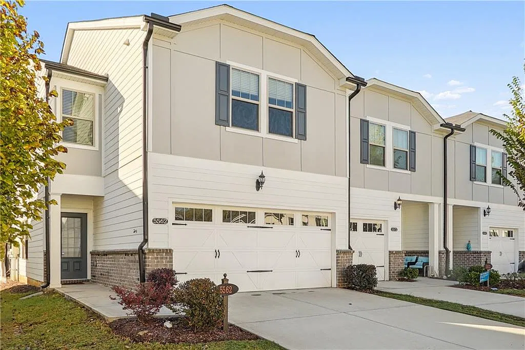3 bed, 2.5 bath, 1762 sqft, $2,299 — Photo 1