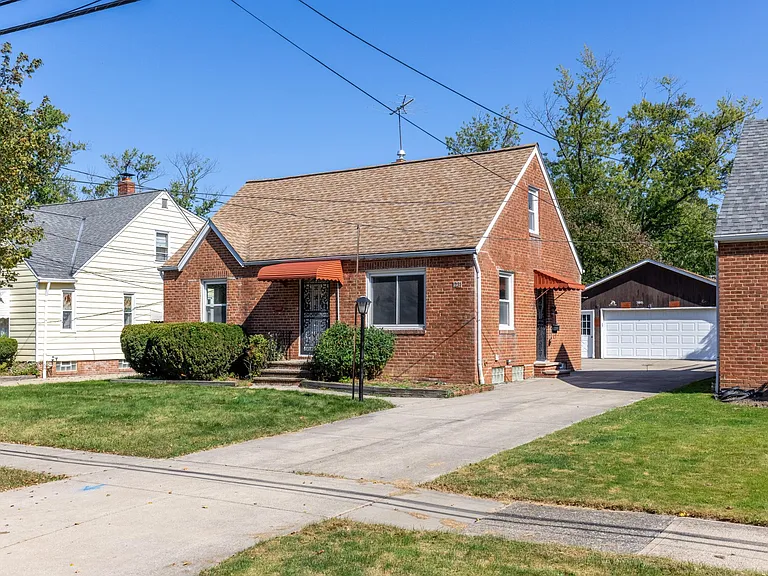 1231 Churchill Rd — Photo 2