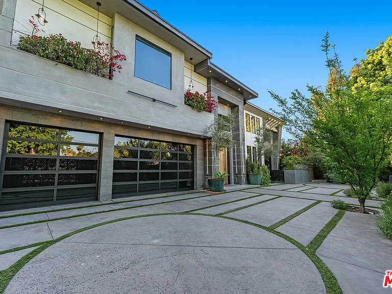 5415 Amestoy Ave — Photo 68