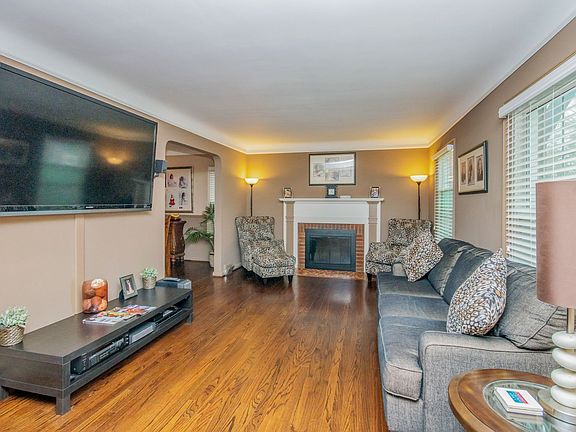 3rd image of 1907 Beaufait Dr