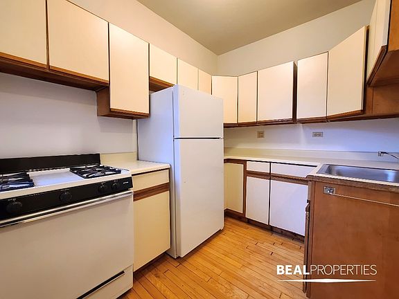 5th image of 654 W Cornelia Ave APT 5