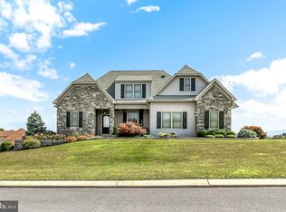 3072 Saint Andrews Dr, Chambersburg, PA 17202