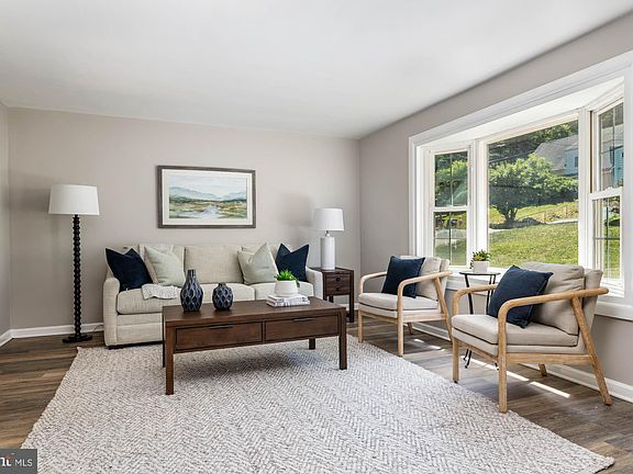 3rd image of 44 Jacqueline Dr
