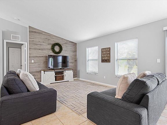 3rd image of 220 SW Aubudon Avenue
