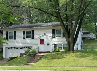 2171 Graham Cir, Dubuque, IA 52002
