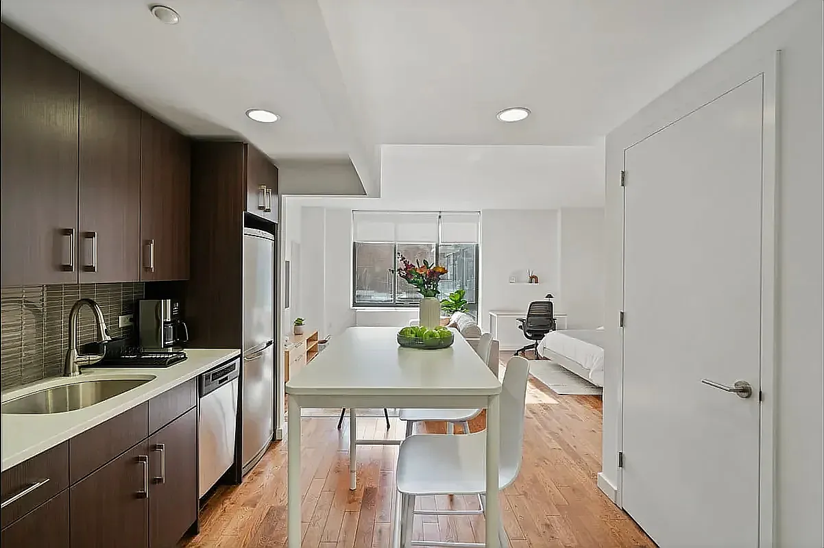 260 West 26th Street — Photo 2