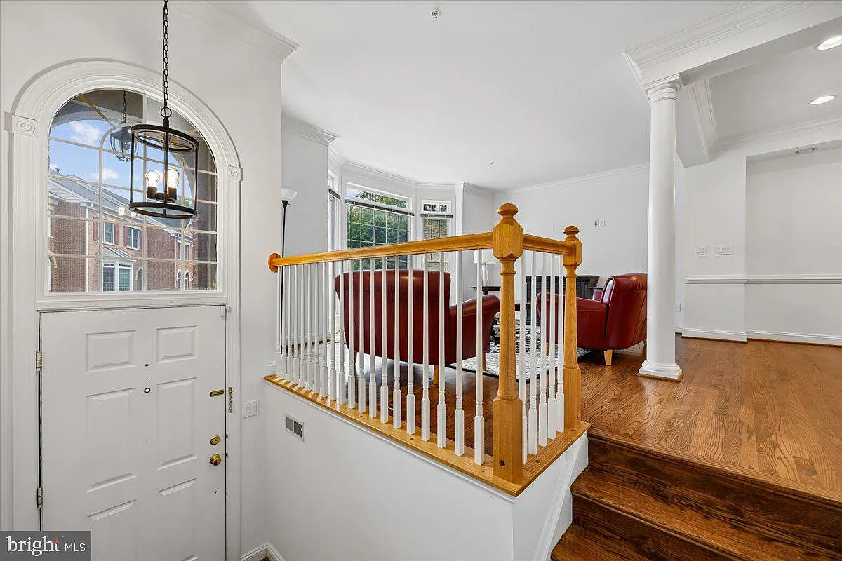 3 bed, 3.5 bath, 2330 sqft, $5,000 — Photo 2