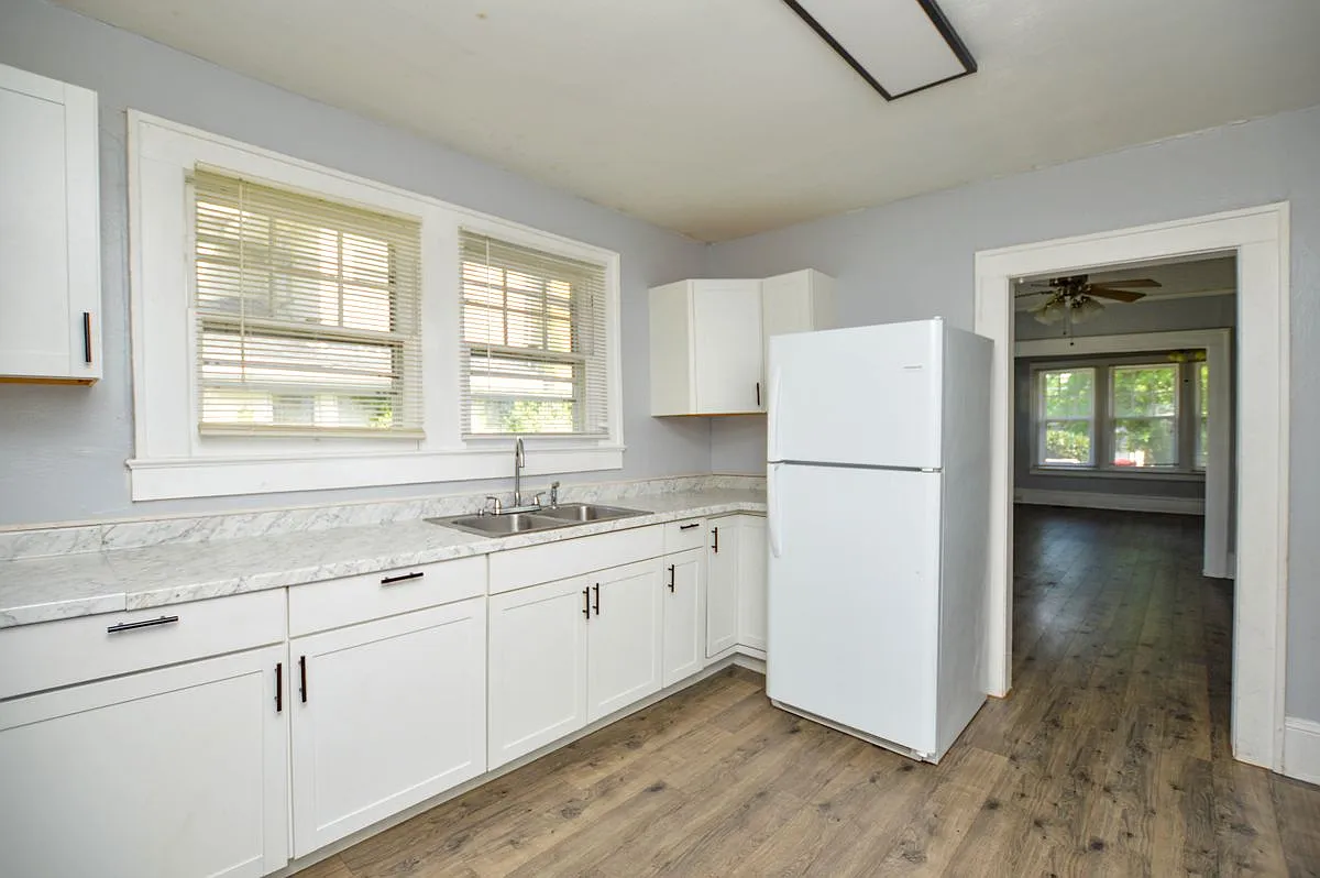 3 bed, 1.0 bath, 1401 sqft, $1,425 — Photo 2