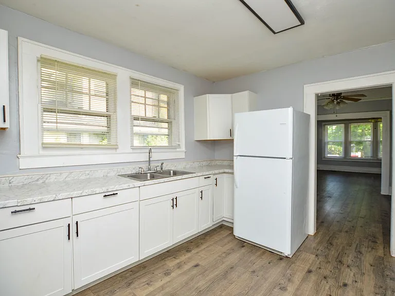 705 E Lexington Ave — Photo 2