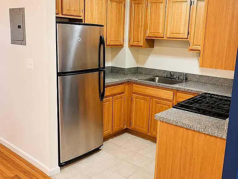 302 Hart St #3 — Photo 8