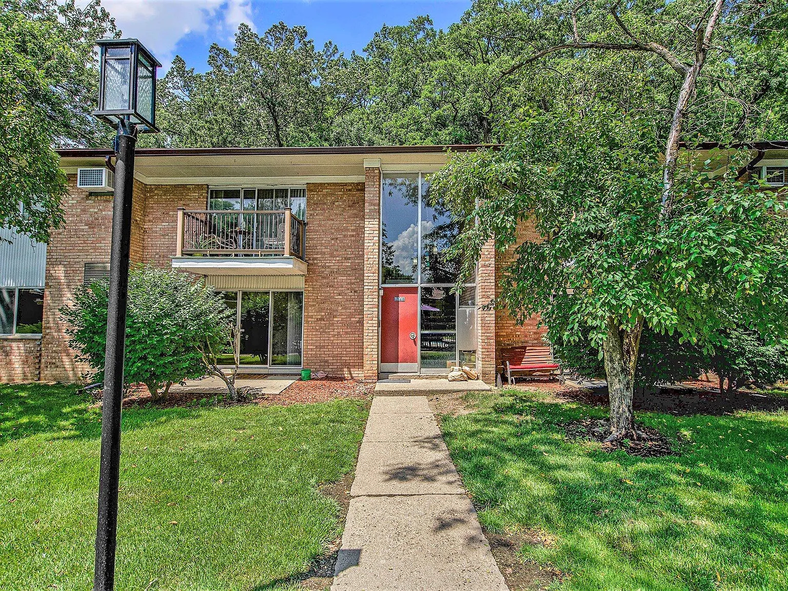 2 bed, 1.0 bath, 871 sqft, $1,850 — Photo 1