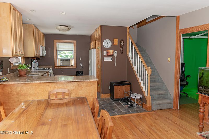 5th image of 513 Sanders Avenue