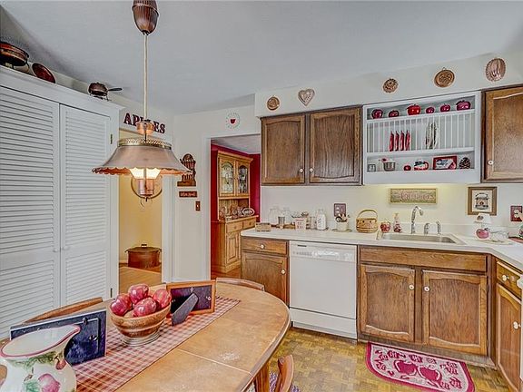 4th image of 21 Woodridge Trl