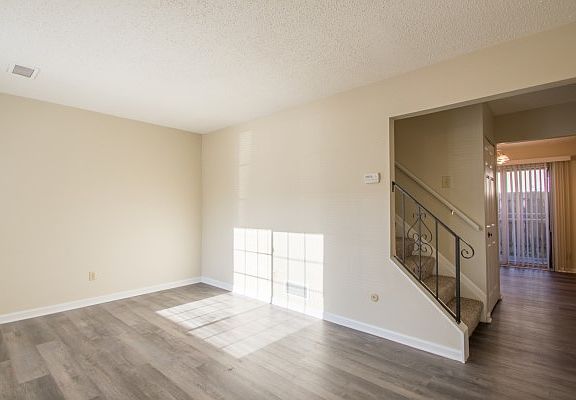 4th image of 224 Peppertree Ln