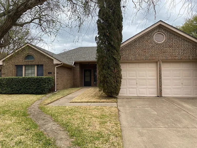 808 Bridgewater Ln — Photo 1