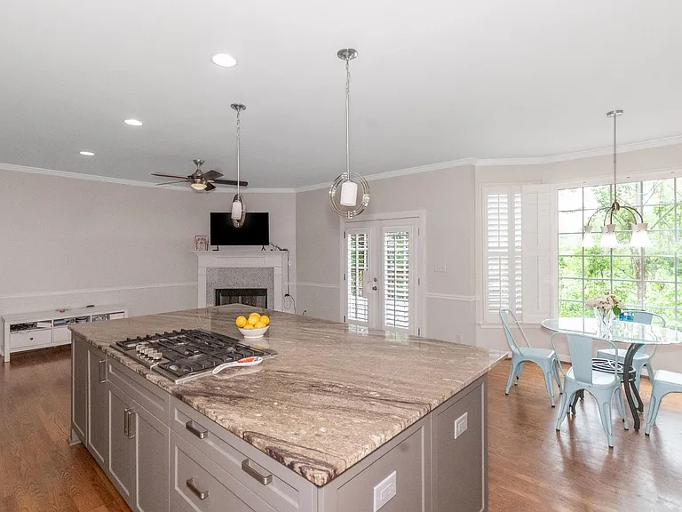 1450 Hillcrest Hts — Photo 5