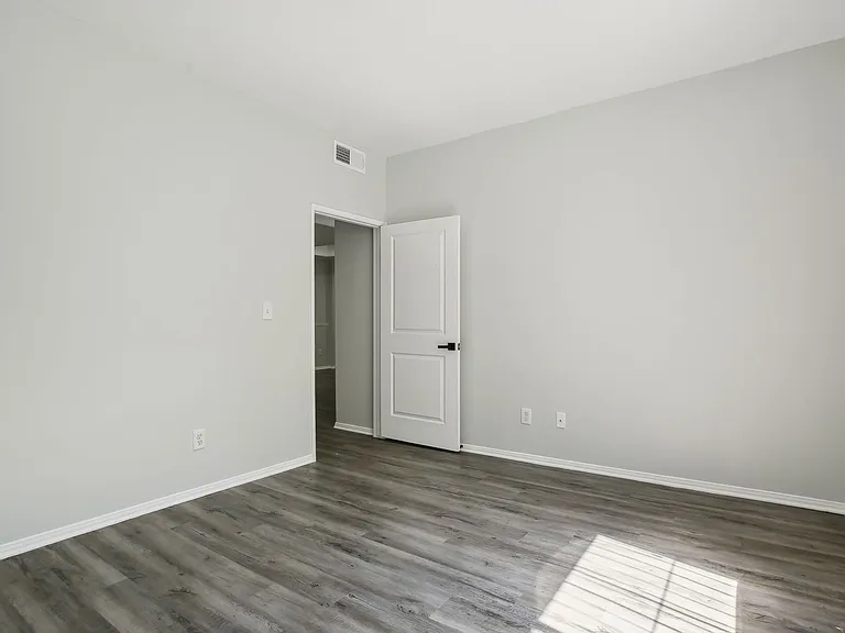 2245 Beverly Glen — Photo 23