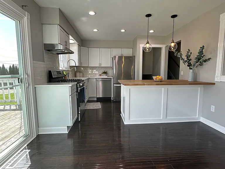 561 Eastwood Dr — Photo 5