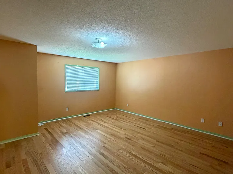 127 Brisdale Dr — Photo 9