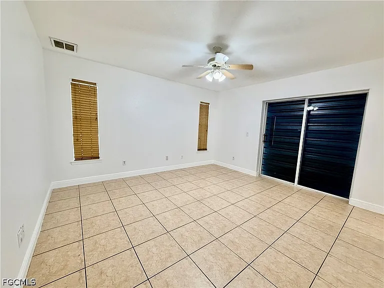527 NE 24th Pl — Photo 8