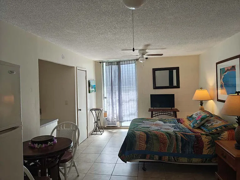 Waikiki Whale Watcher Apartments — Photo 24