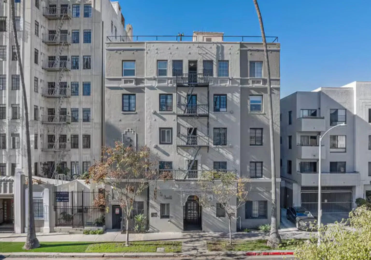 La Chandelle Apts...Charming building...Renovated Apartments Available...Hardwood Floors! — Photo 2