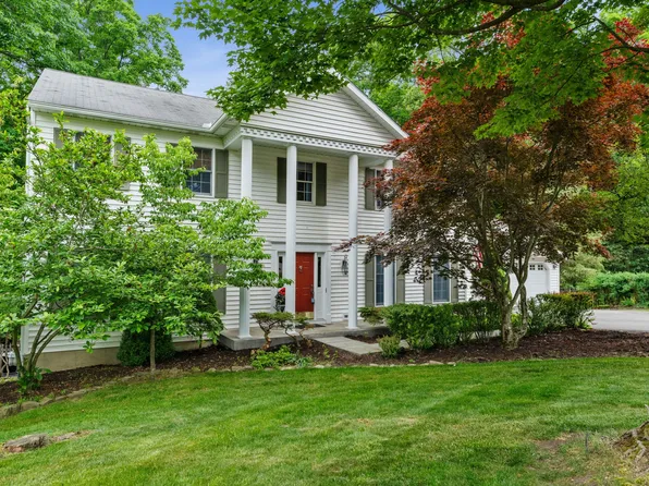 2517 Oak Hollow Rd, Vestal, NY 13850
