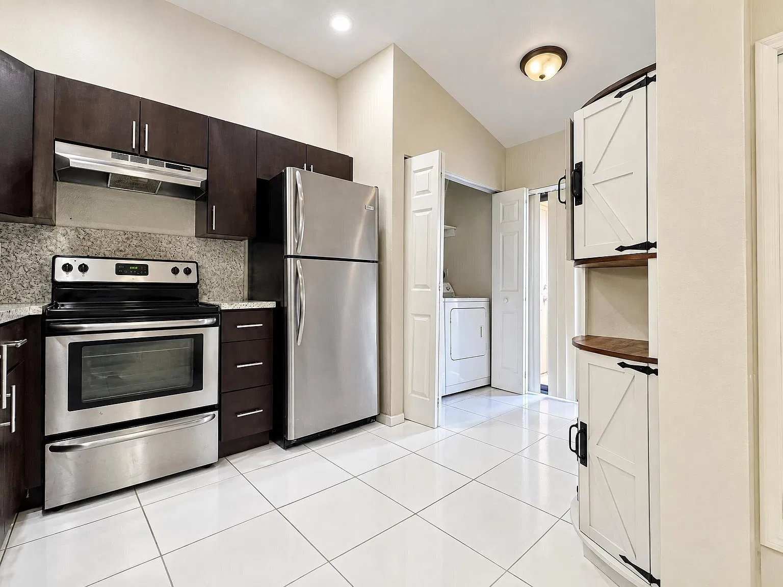 2 bed, 2.0 bath, 3016 sqft, $2,350 — Photo 3