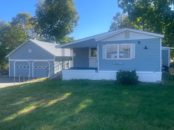 16 Pine Street, Dexter, ME 04930