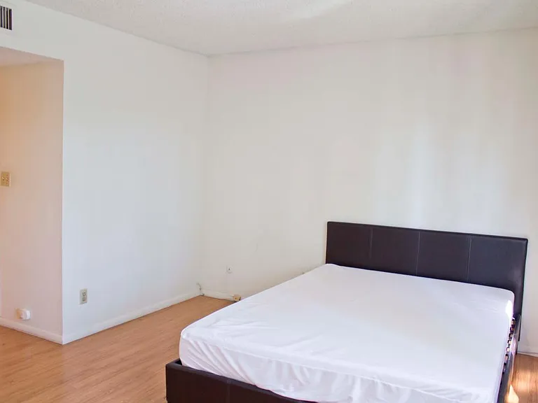 1033 Cordova St #12 — Photo 7