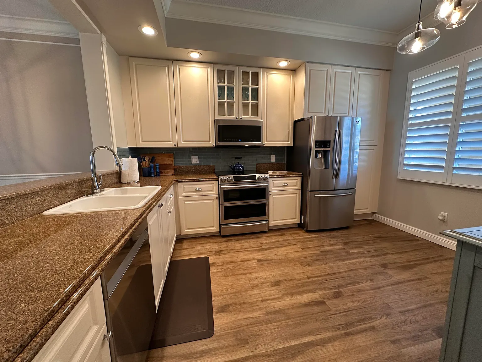 2 bed, 2.0 bath, 1989 sqft, $3,000 — Photo 2