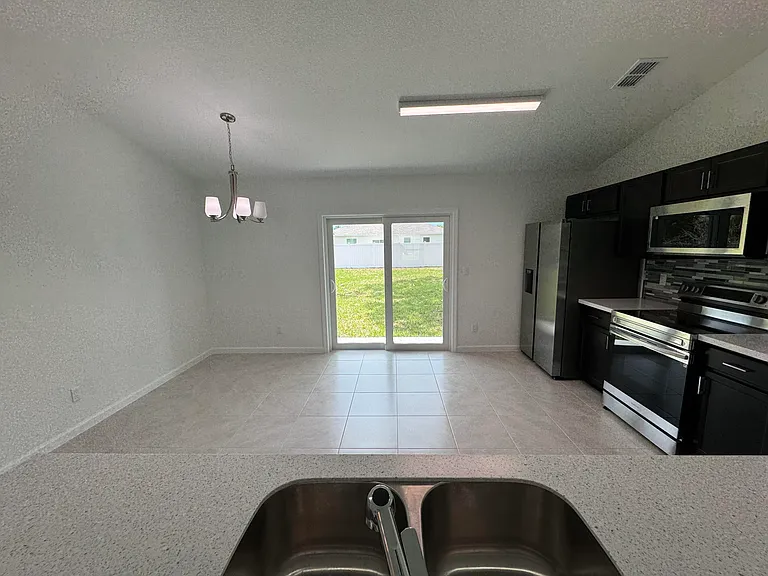 532 SW Buswell Ave — Photo 9