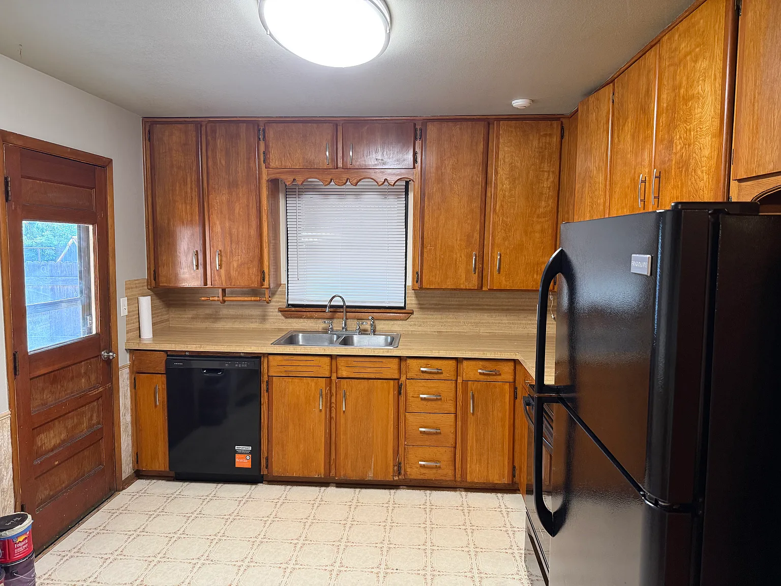 3 bed, 936 sqft, $1,350 — Photo 2