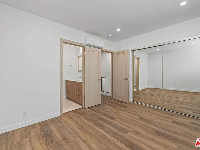 2447 N Beachwood Dr #1 — Photo 8
