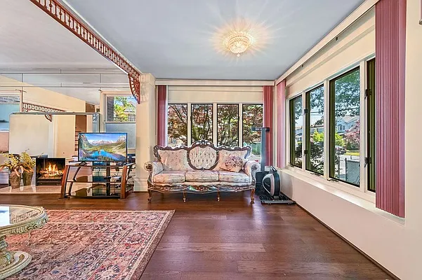 Sold by Remax Real Estate Professionals | media 8