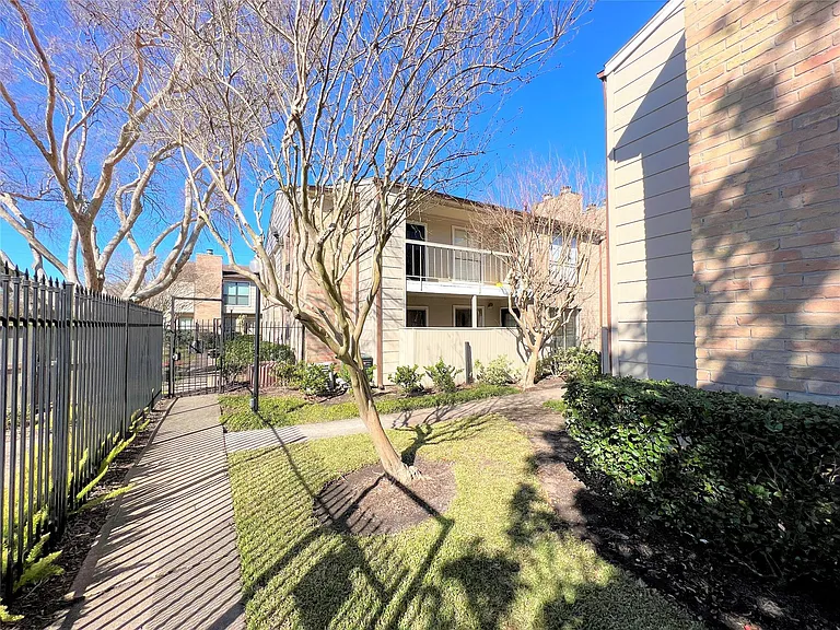 2120 Wilcrest Dr #121 — Photo 33