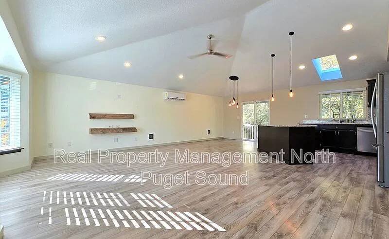 4 bed, 3.0 bath, 1550 sqft, $3,099 — Photo 4