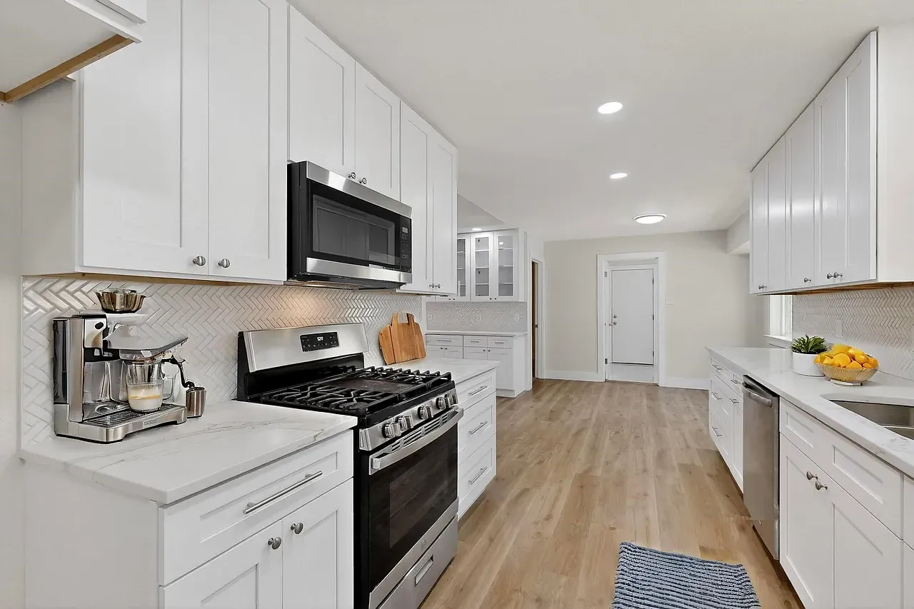 4 bed, 2.5 bath, 2240 sqft, $3,200 — Photo 4