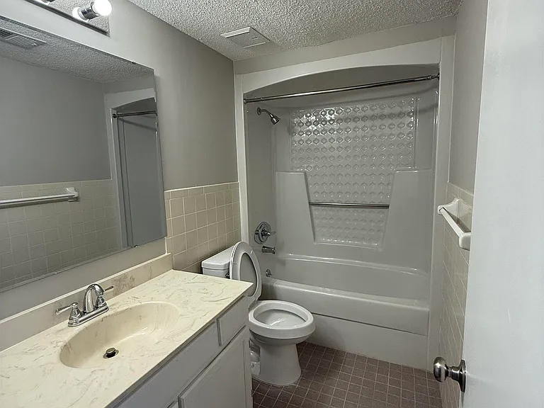 2009 Greene St #203 — Photo 9