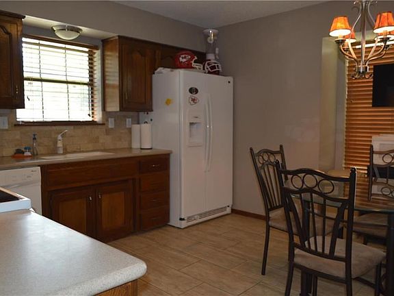 3rd image of 609 SE Westwind Dr