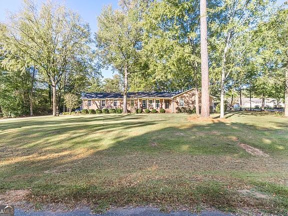 4th image of 396 Luton Pl