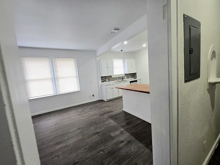 2623 W Houston St — Photo 16