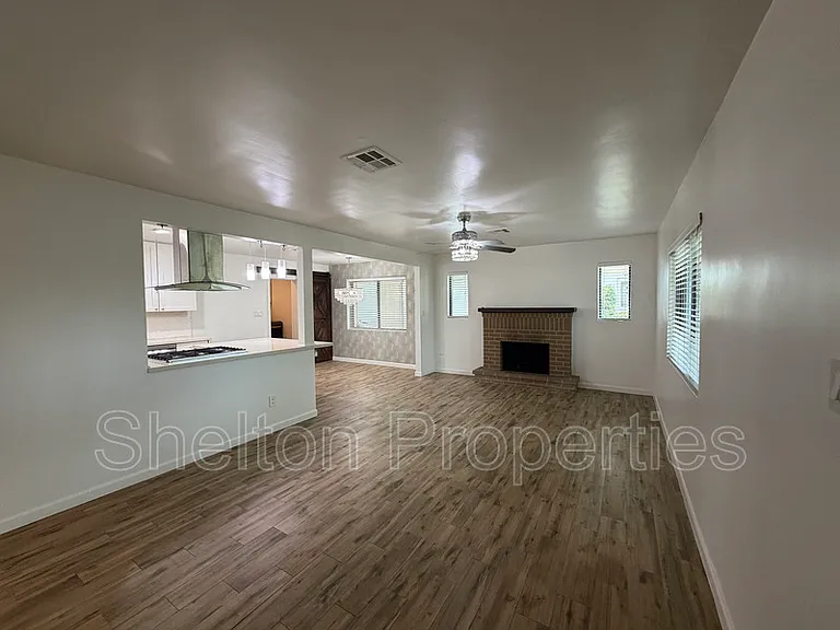 2514 E Fairmount Ave — Photo 8