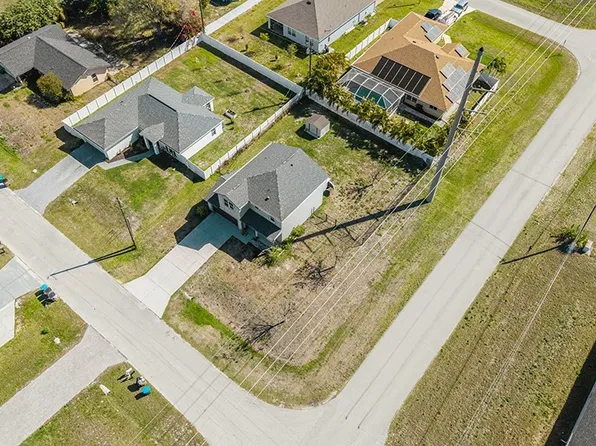 2719 NE 6th Place Cpe, Coral, FL 33909