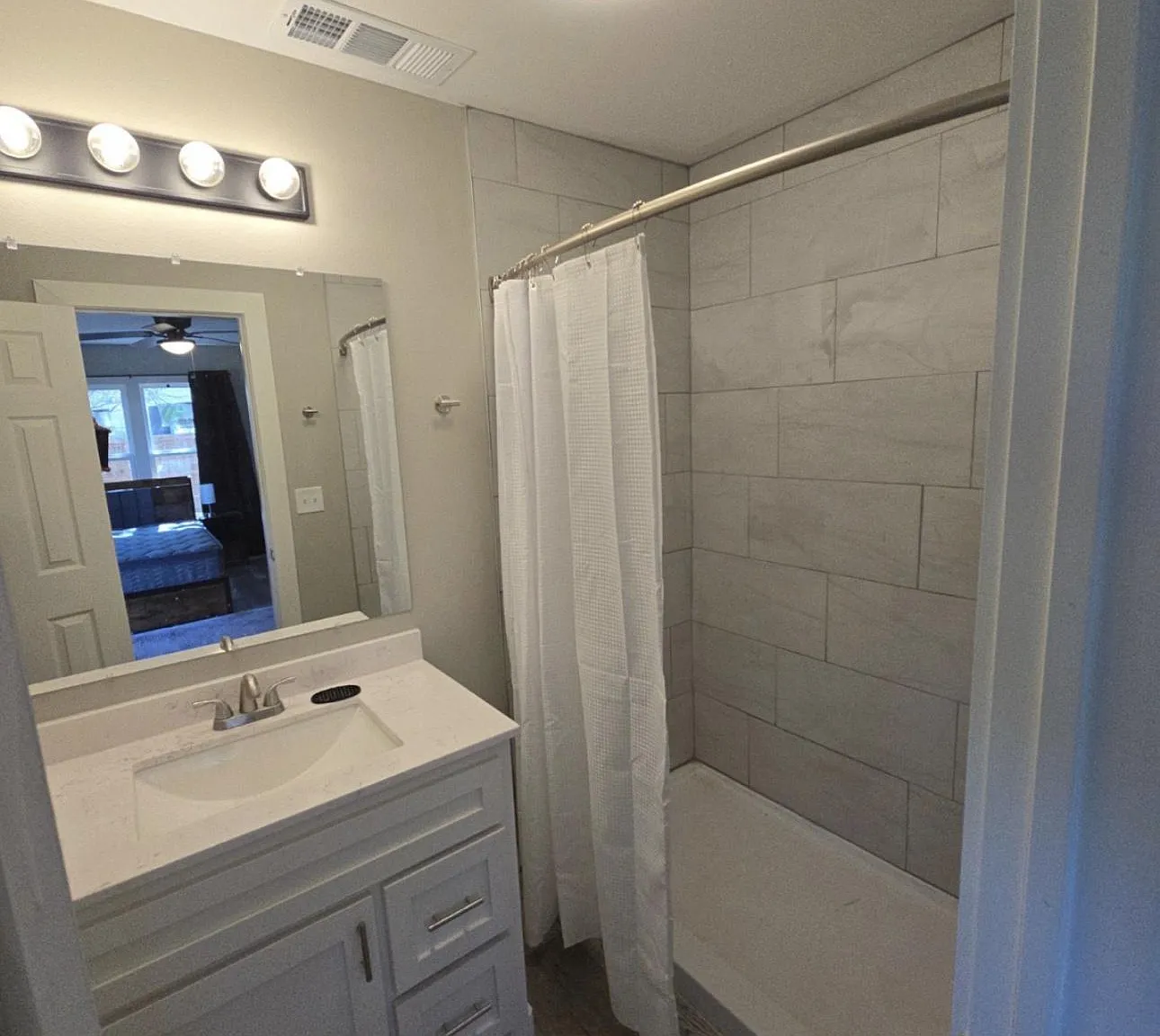 4 bed, 3.0 bath, 2500 sqft, $1,035 — Photo 2