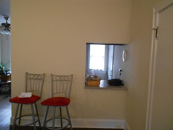 3rd image of 621 W Melrose St APT H1