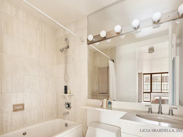 255 East 49th Street image 4 of 6