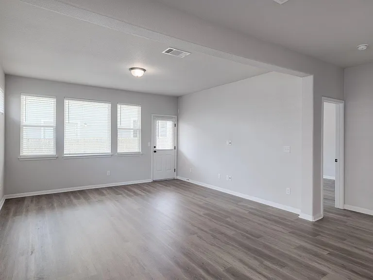 320 E Broade St — Photo 6
