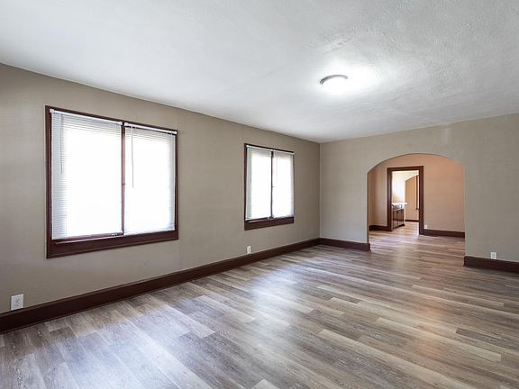5th image of 742 N Bradley Ave