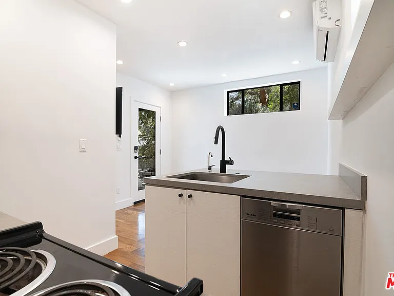2553 1/2 Glen Green St — Photo 13